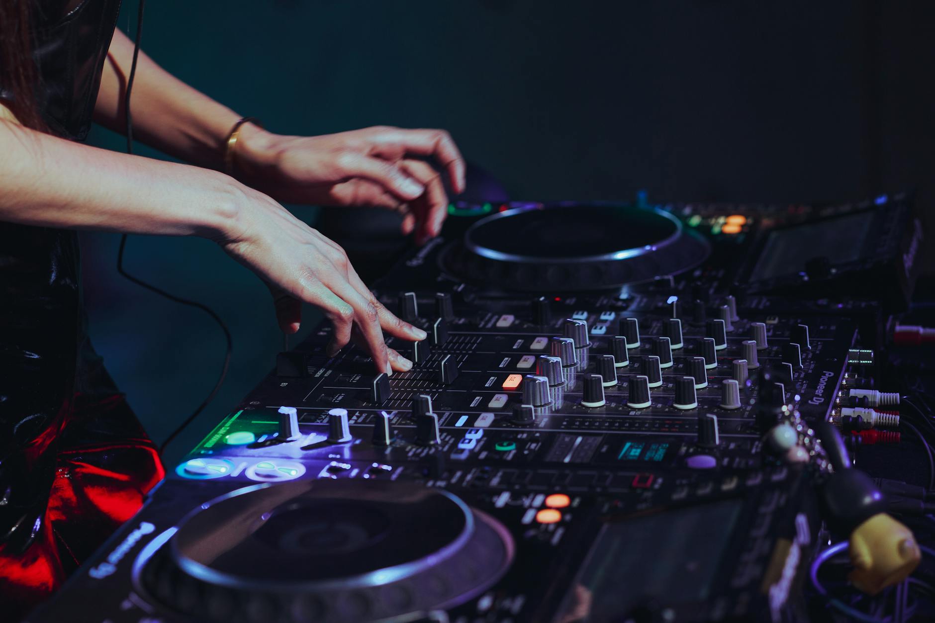 DJ-ka miksuje muzykę w klubie nocnym podczas tanecznej imprezy