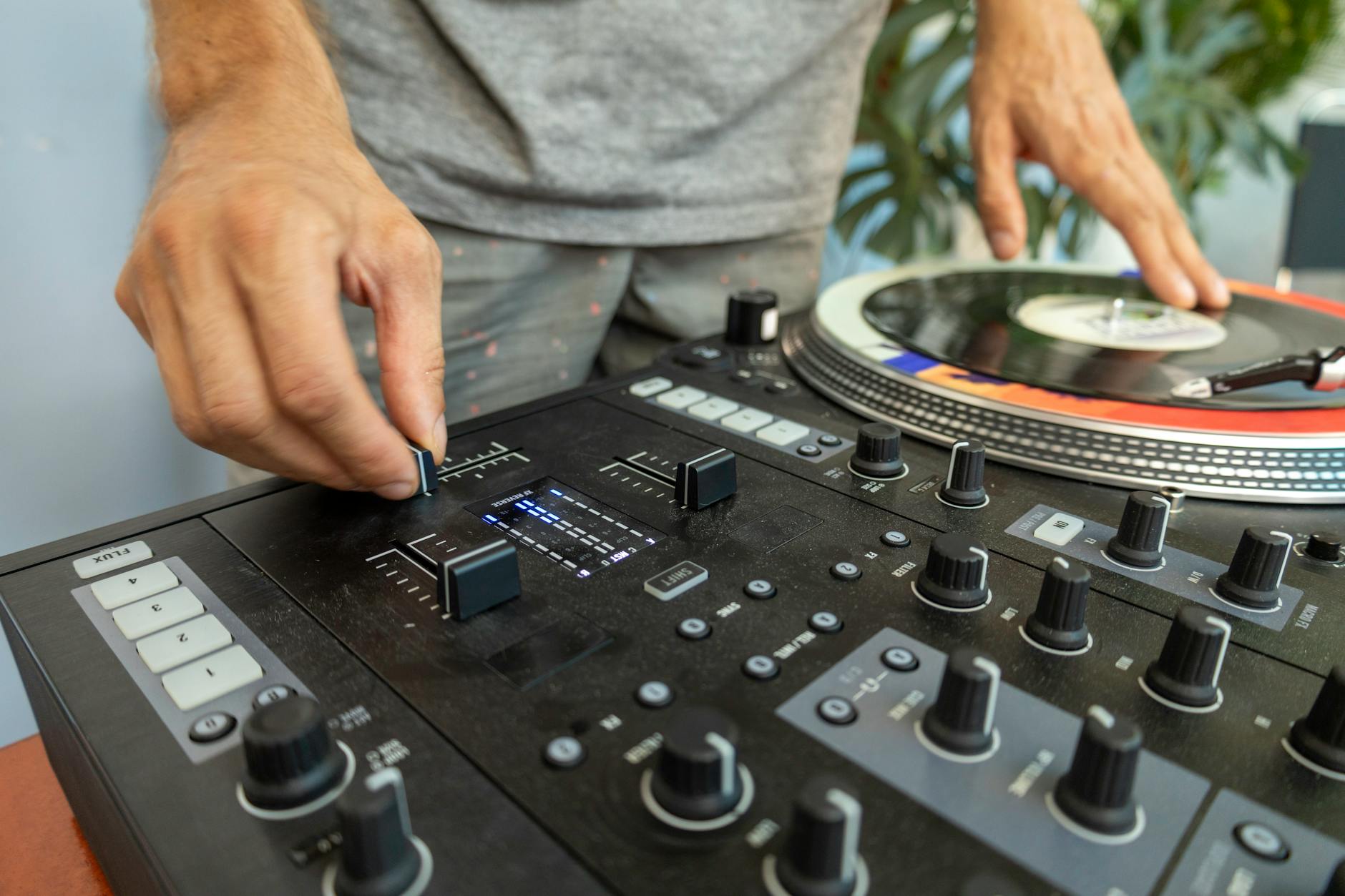 DJ miksujący winyl na konsolecie podczas imprezy weselnej