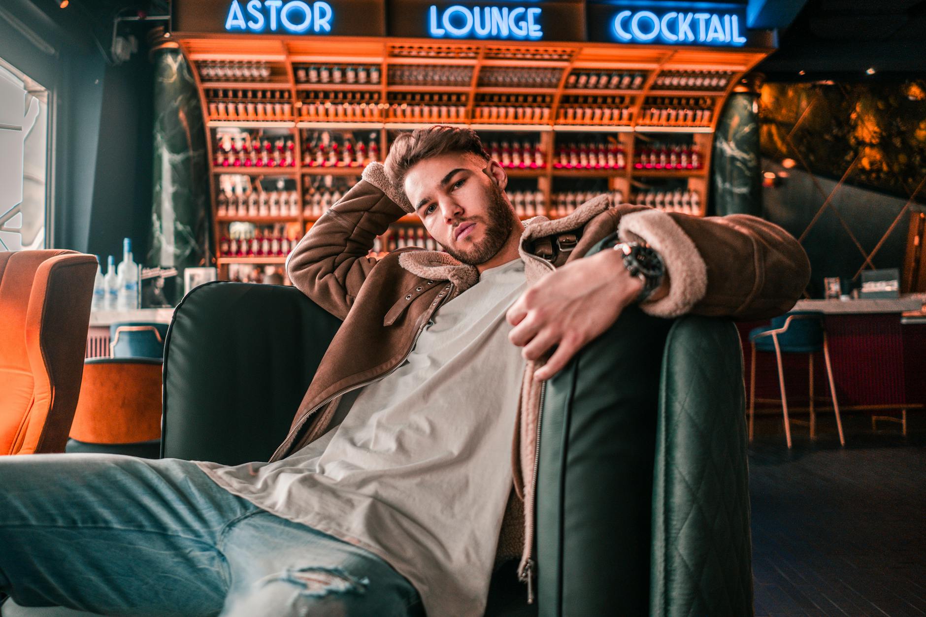 Młody mężczyzna odpoczywa w strefie lounge, inspiracja na strefę chill