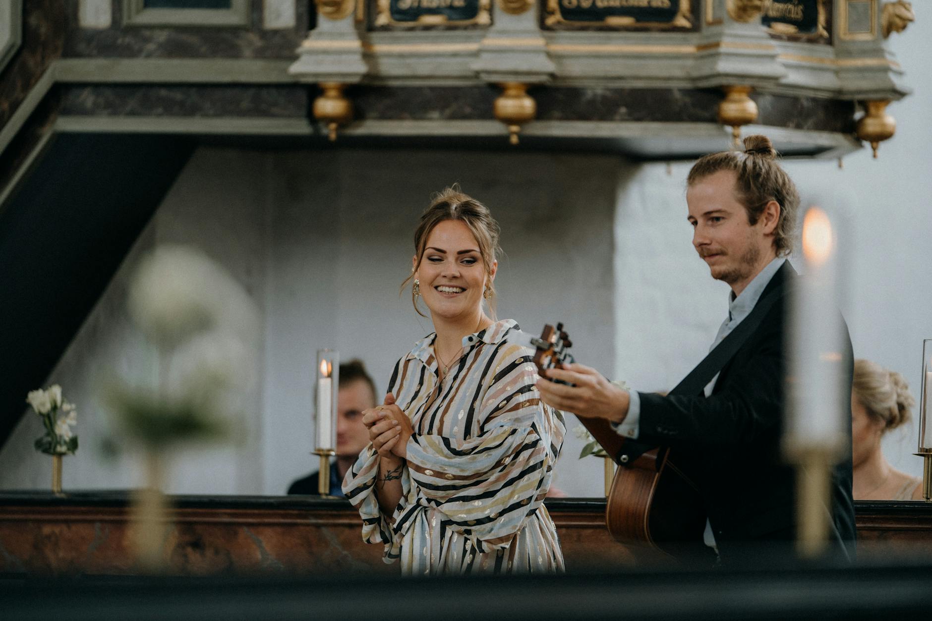 Akustyczny duet gra podczas ślubnej ceremonii w kościele