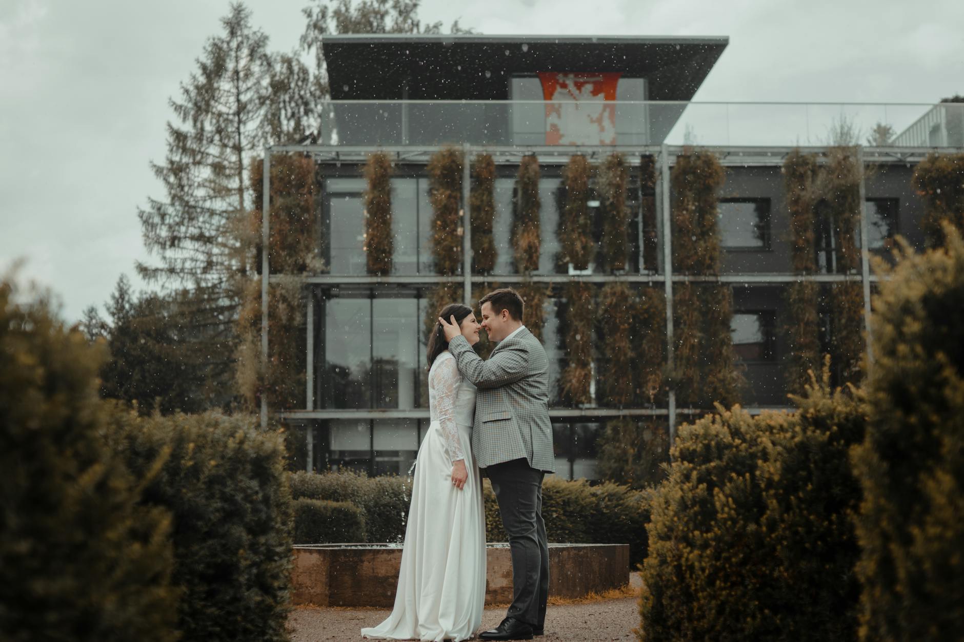 Para młoda w deszczu na romantycznym weselu w plenerze