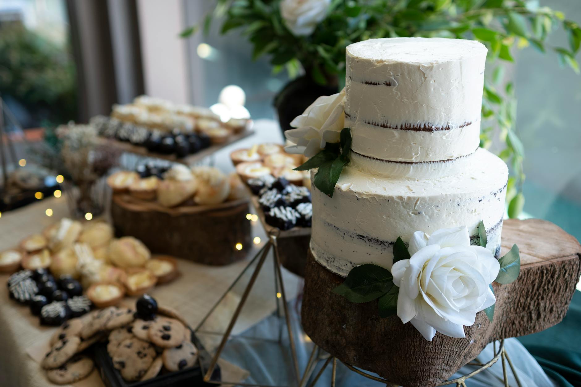 Rustykalny tort weselny na eleganckim stole deserowym