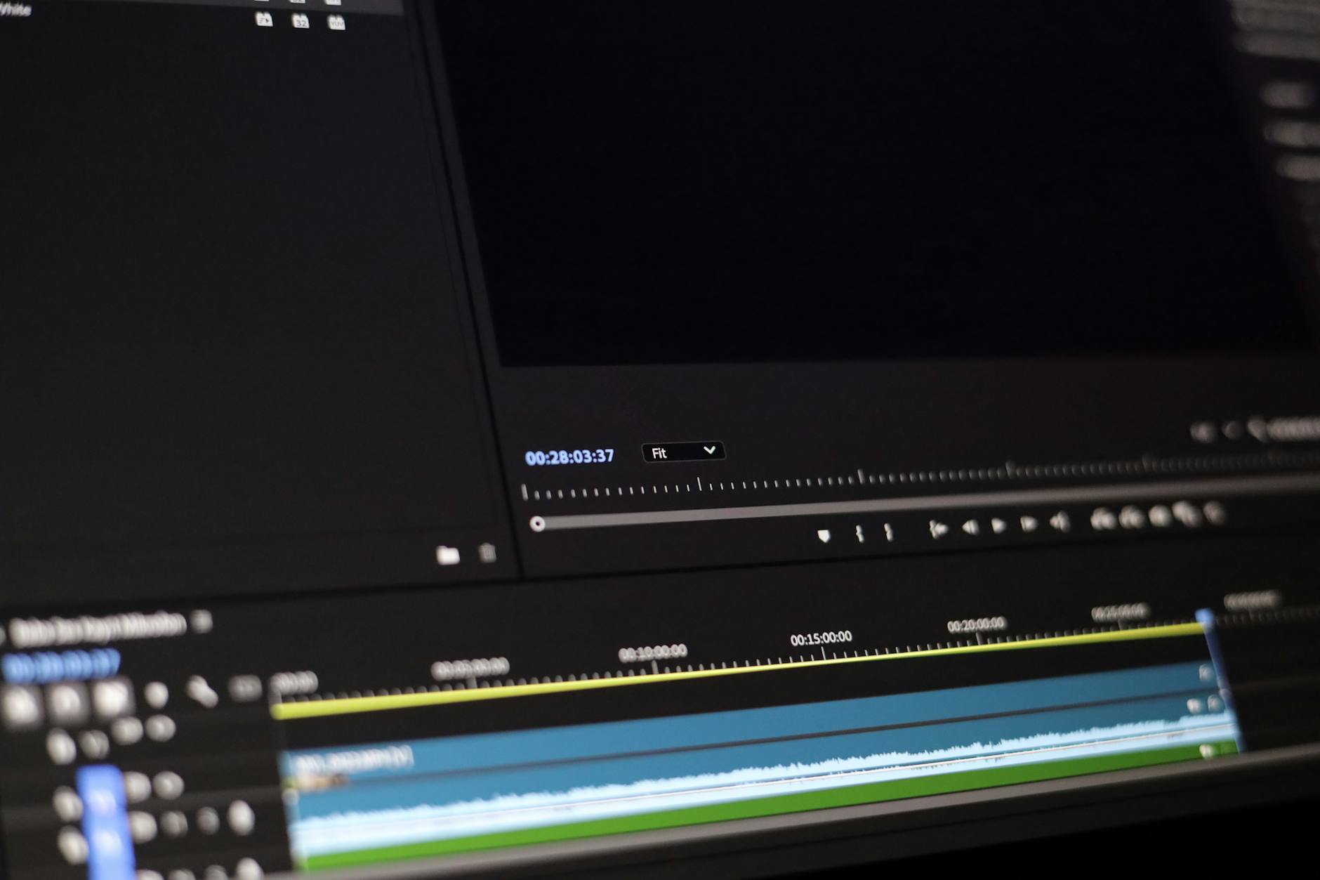 Zbliżenie na interfejs programu do montażu wideo z osią czasu