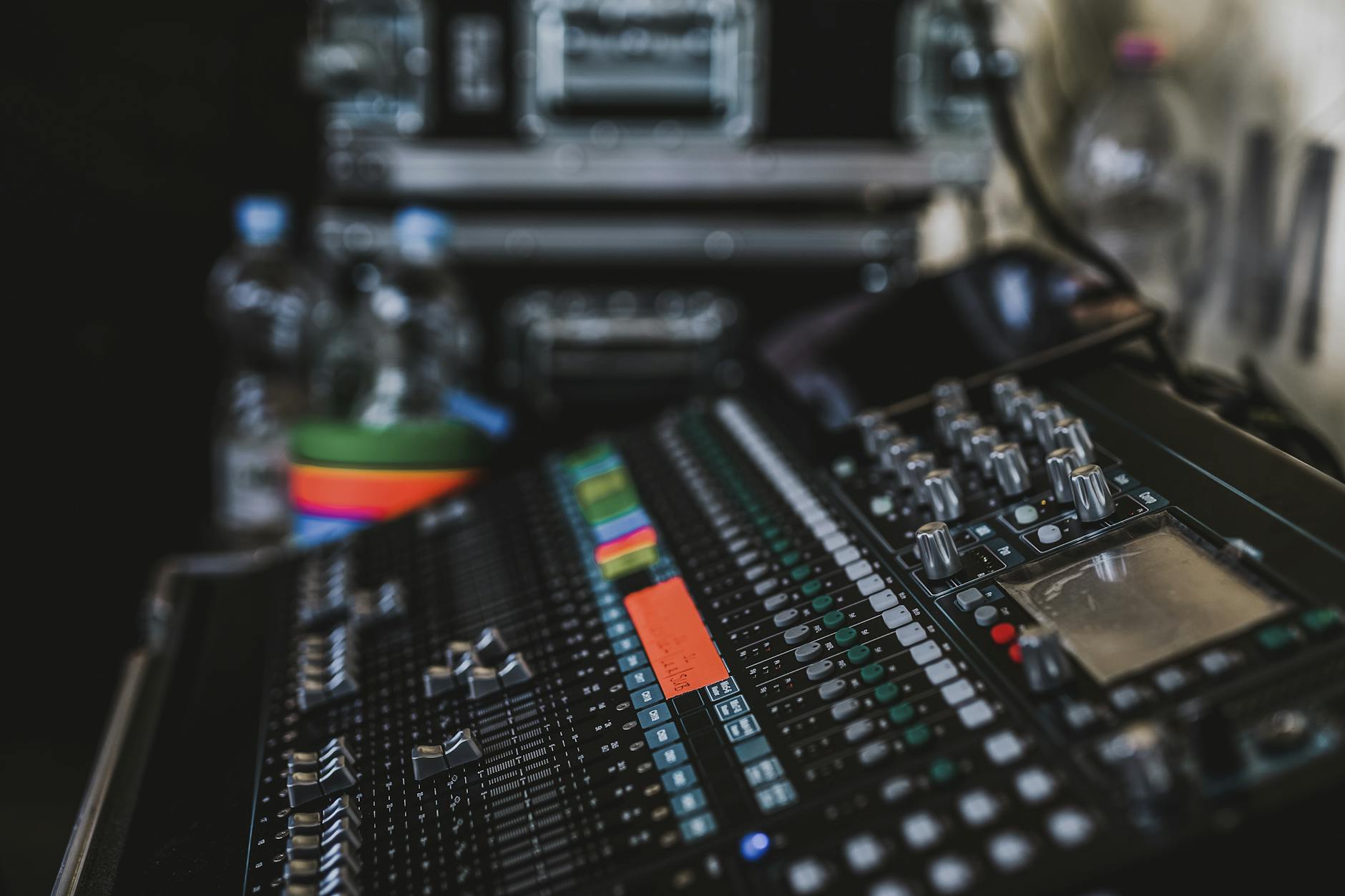 Zbliżenie na profesjonalny mikser audio z suwakami w studiu muzycznym