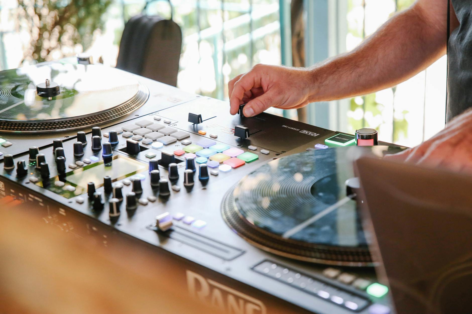 DJ przy weselnym mikserze regulujący nagłośnienie muzyczne