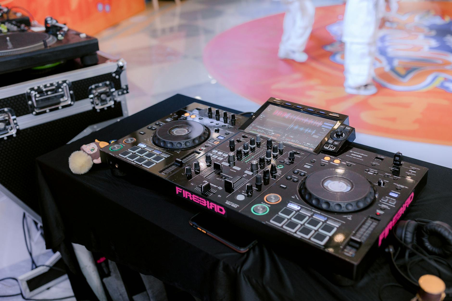 Zbliżenie na mikser cyfrowy i gramofon w stanowisku DJ-a indoors
