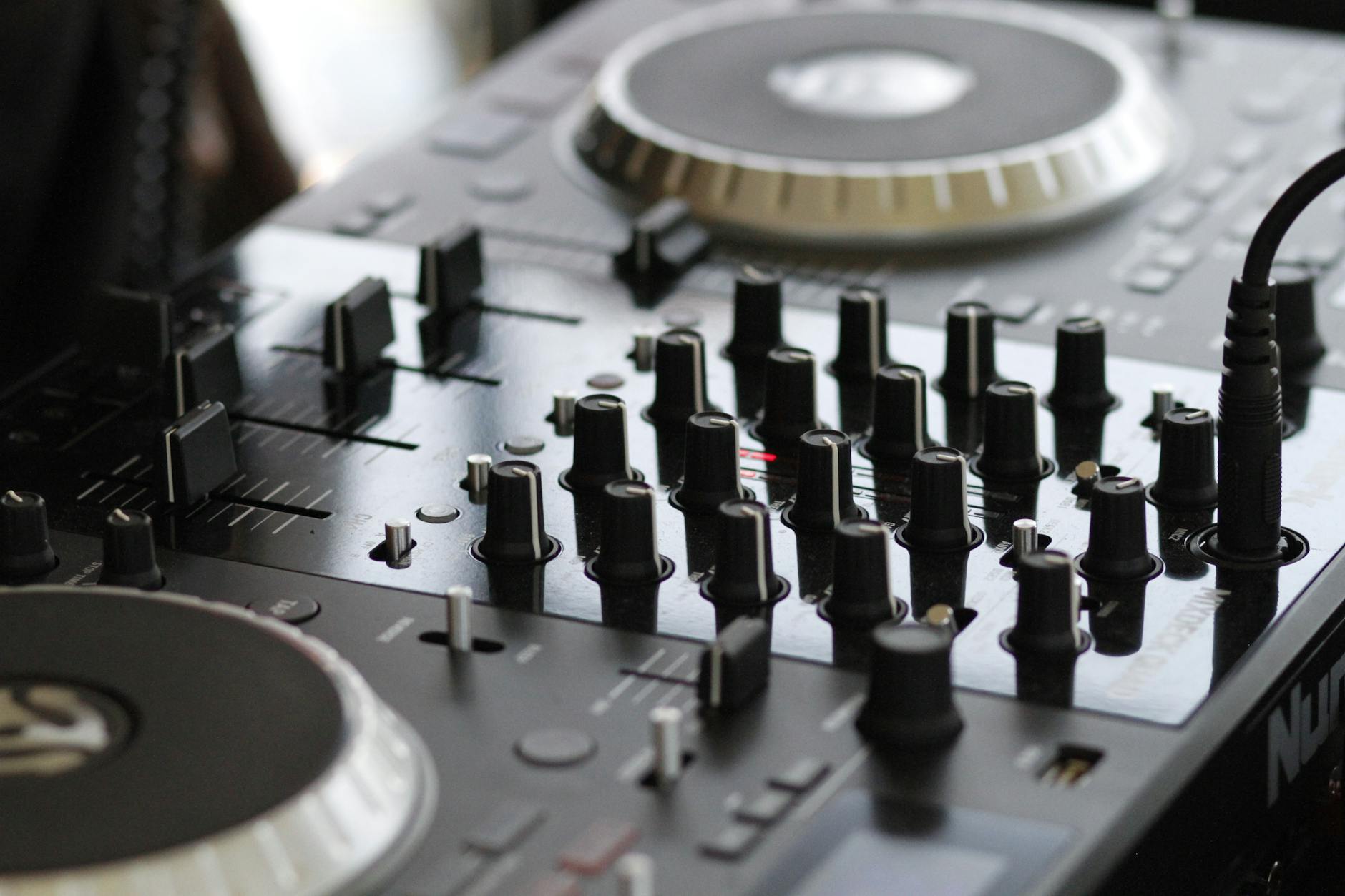 Zbliżenie na profesjonalny mikser audio z gałkami do regulacji dźwięku