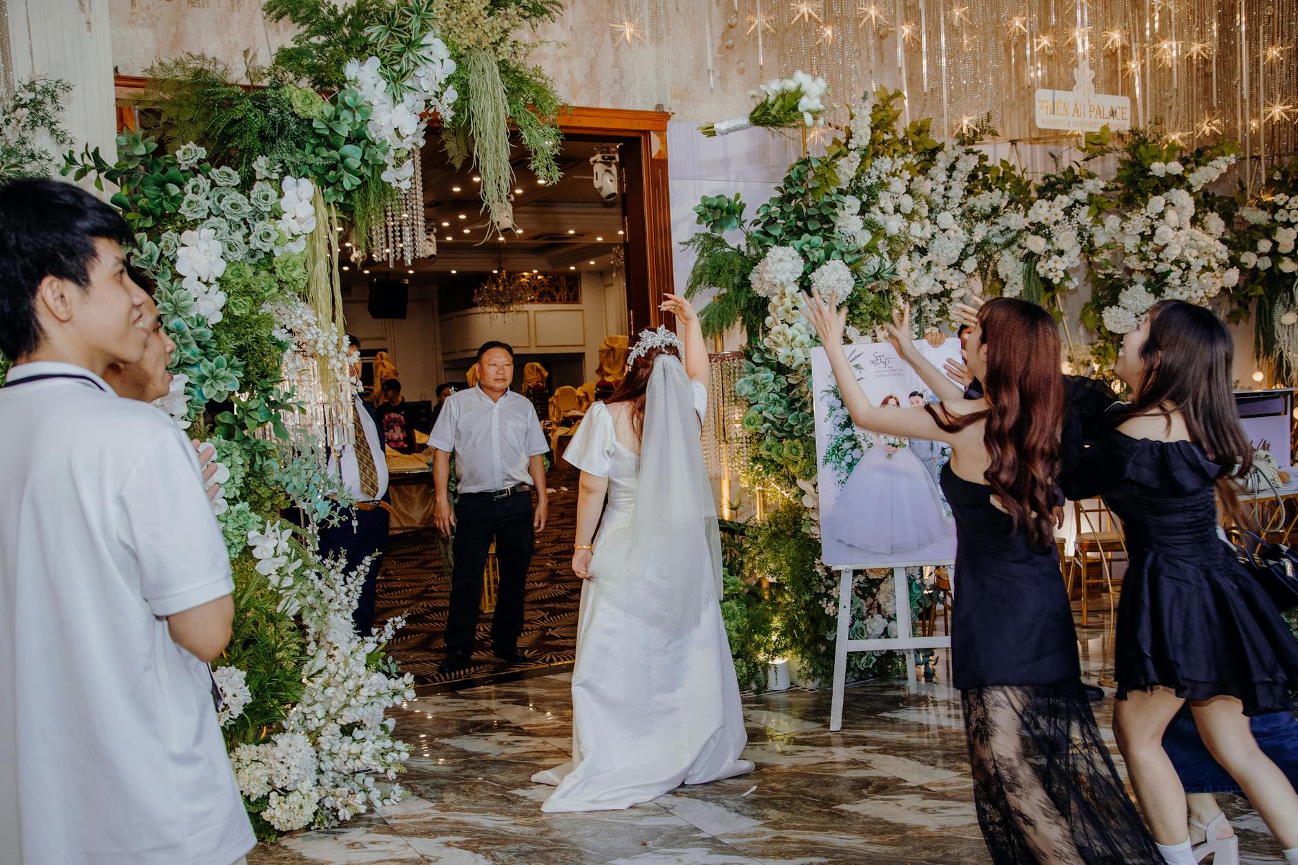 Panna młoda wchodzi do eleganckiej sali weselnej wśród uśmiechniętych gości