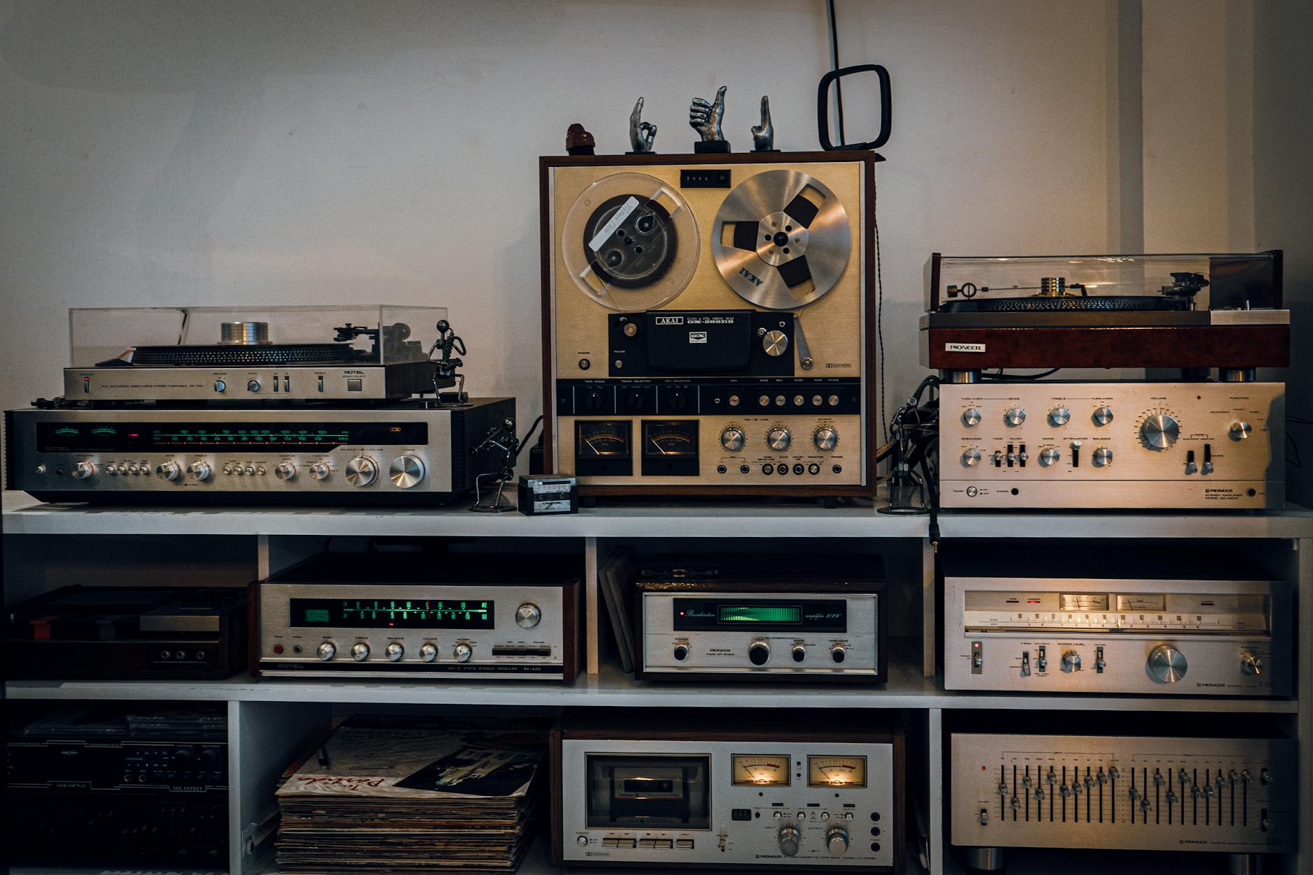 Zestaw vintage’owego sprzętu audio: szpulowiec, gramofony i wzmacniacze