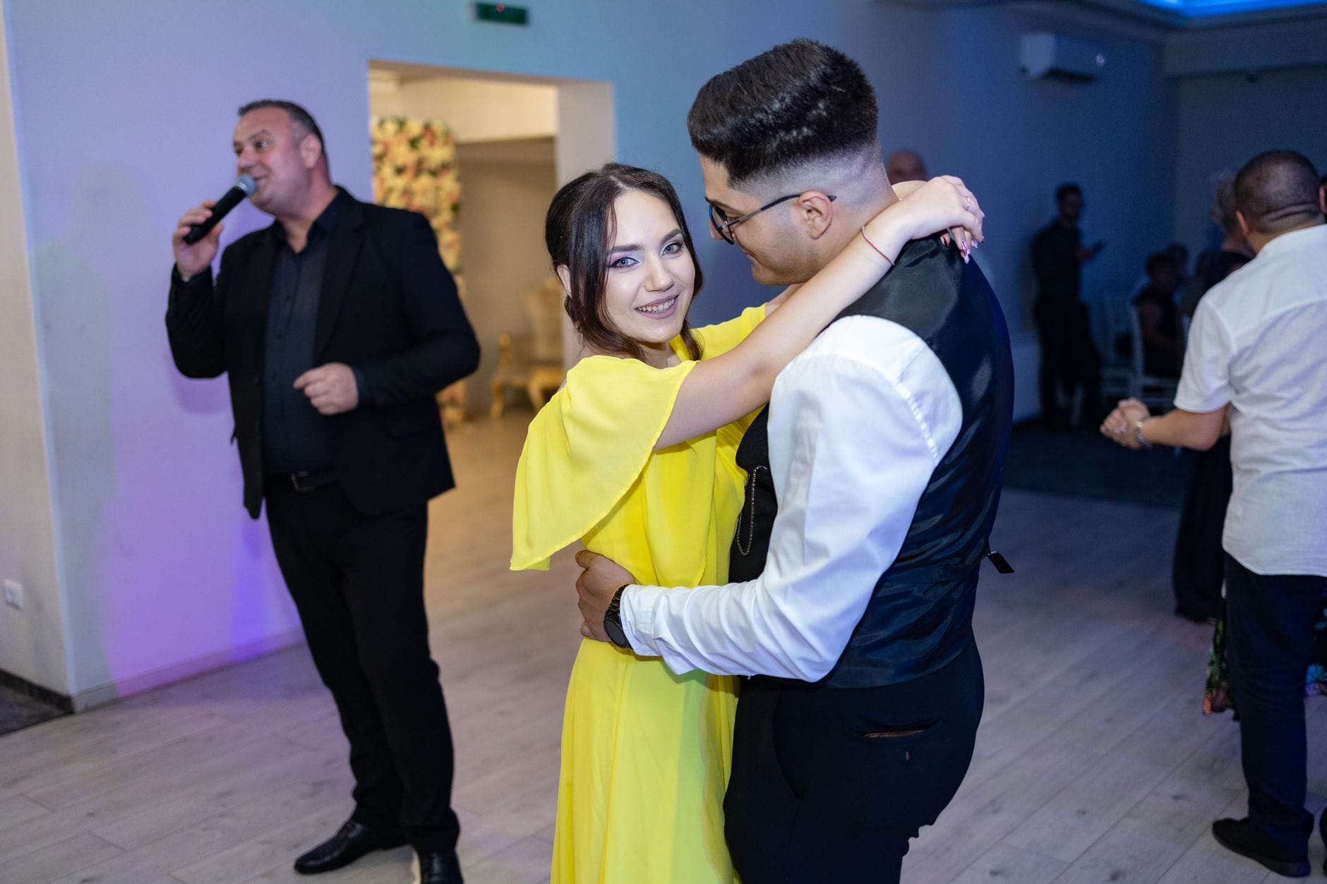 Para młoda tańczy na weselu z muzyką i oprawą DJ-a Para młoda tańczy na weselu z muzyką i oprawą DJ-a