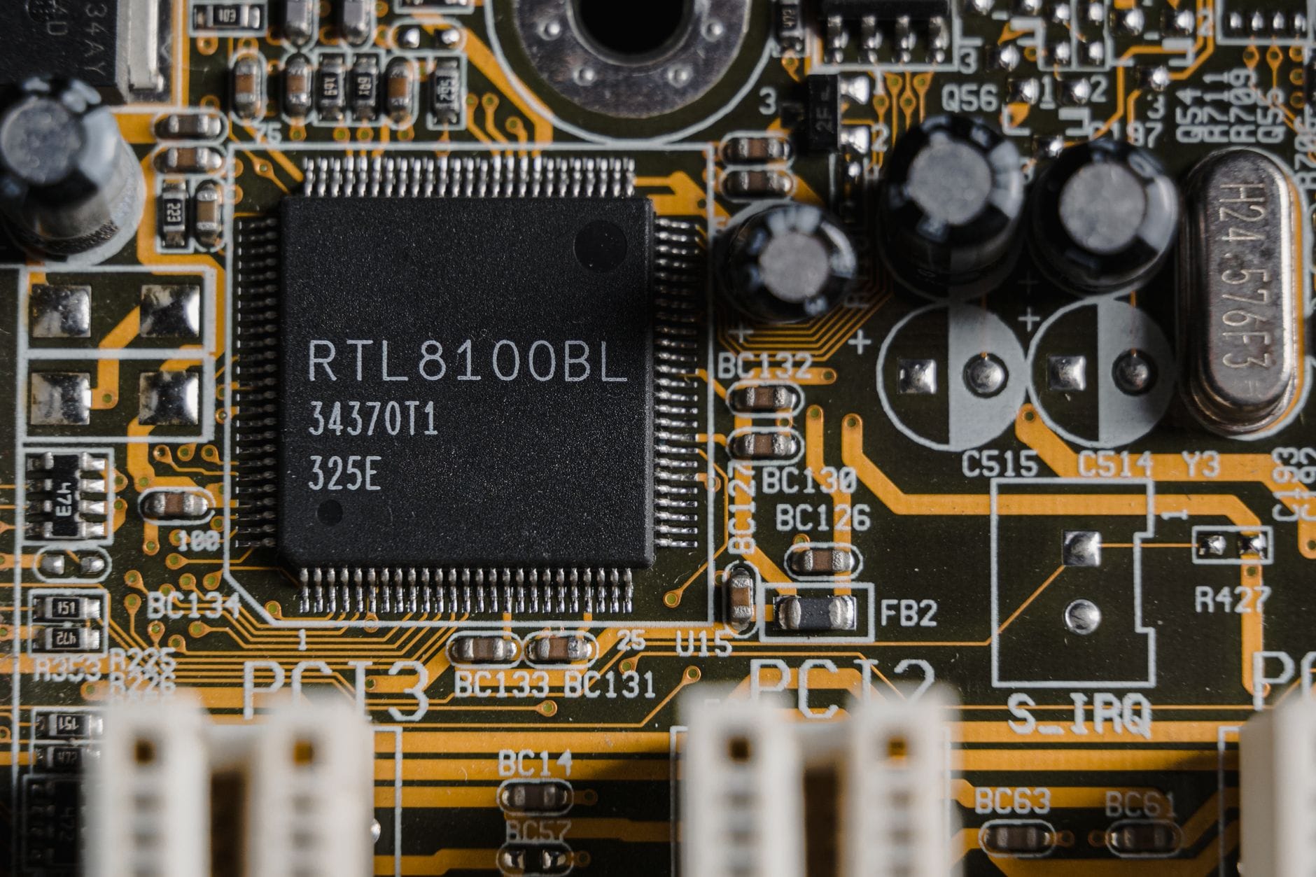 Zbliżenie na płytę główną z układem scalonym RTL8100BL