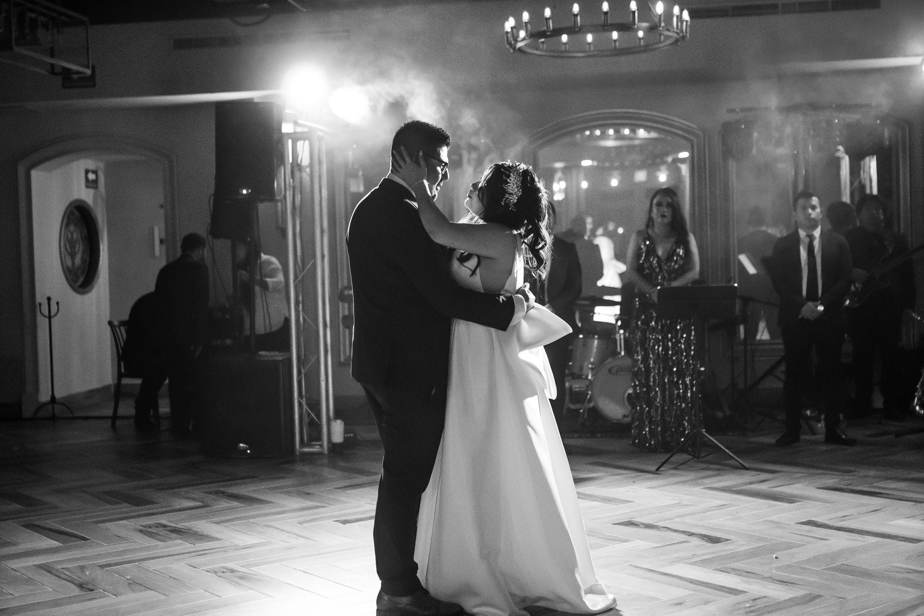 Para młoda tańczy pierwszy taniec na eleganckim weselu w czerni i bieli