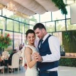 Para młoda tańczy pierwszy taniec w eleganckiej sali